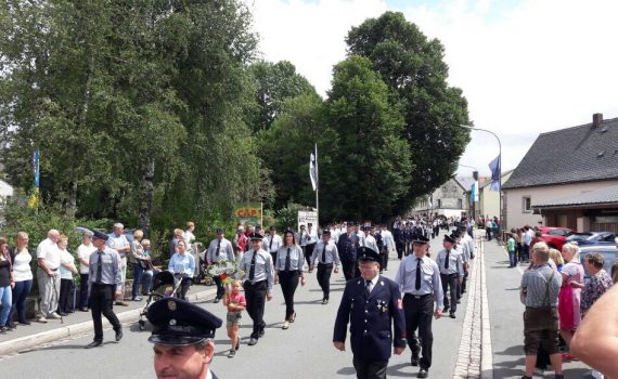 Gundlitzer Feuerwehr beim Festzug in Stammbach