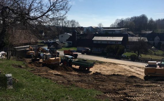 Zahlreiche Helfer fahren mit Ihren Traktoren und Anhängern die Erde weg