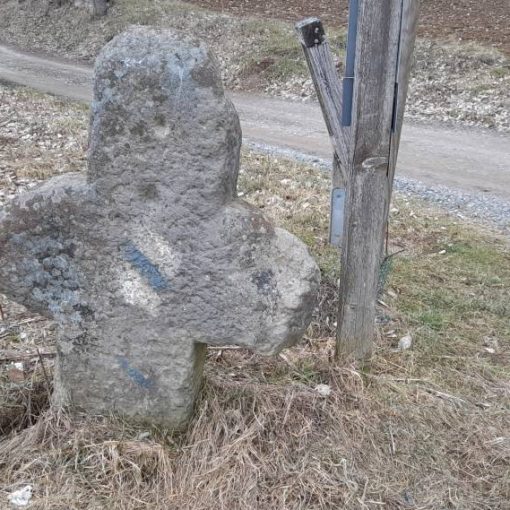 Die Menzelsche Orgel ist längst Geschichte. Eine der wenigen Spuren, die der Dreißigjährige Krieg in unserer Heimat hinterlassen hat, ist das „Schwedenkreuz“ zwischen Marienweiher und Hermes. Es soll zwar schon vor dem Krieg entstanden sein. Seinen Namen aber hat das Schwedenkreuz wohl daher, dass hier im Dreißigjährigen Krieg schwedische Soldaten umgebracht wurden.