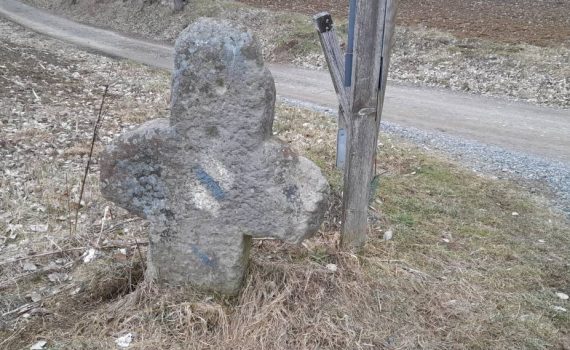 Die Menzelsche Orgel ist längst Geschichte. Eine der wenigen Spuren, die der Dreißigjährige Krieg in unserer Heimat hinterlassen hat, ist das „Schwedenkreuz“ zwischen Marienweiher und Hermes. Es soll zwar schon vor dem Krieg entstanden sein. Seinen Namen aber hat das Schwedenkreuz wohl daher, dass hier im Dreißigjährigen Krieg schwedische Soldaten umgebracht wurden.