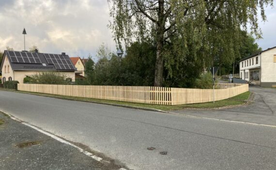 Blick auf den neuen Zaun um den Dorfteich.