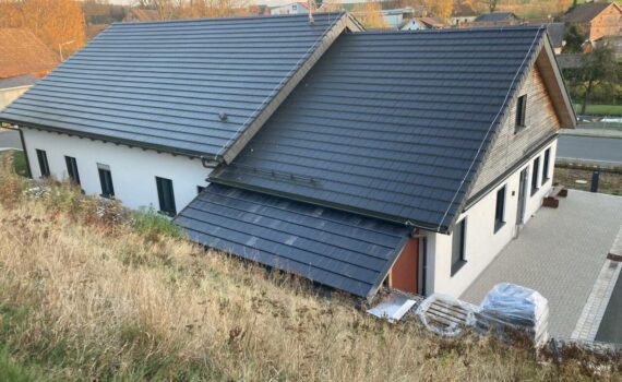 Blick von oben auf den neuen Anbau mit gedeckten Ziegeln.
