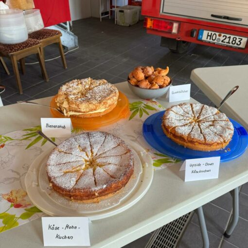 Auf einem Tisch stehen lauter leckere Kuchen
