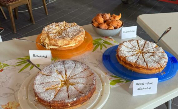 Auf einem Tisch stehen lauter leckere Kuchen