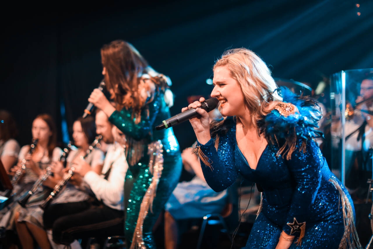 Zwei Sängerinnen singen Abba